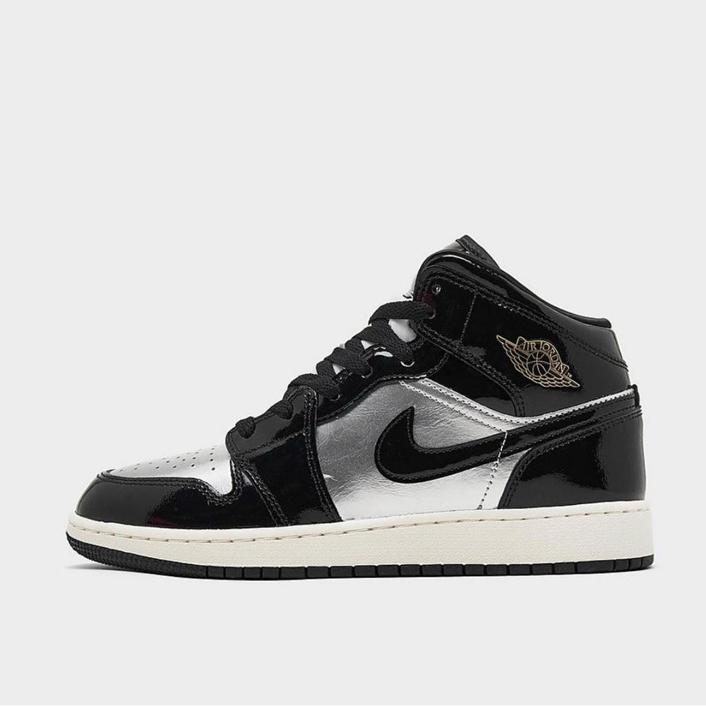 Nike Air Jordan 1 Mid SE Black and Metallic Silver Boys Sz 5.5